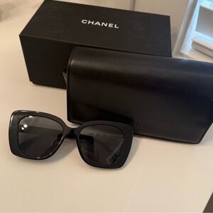 CHANEL Elegant Black Sunglasses